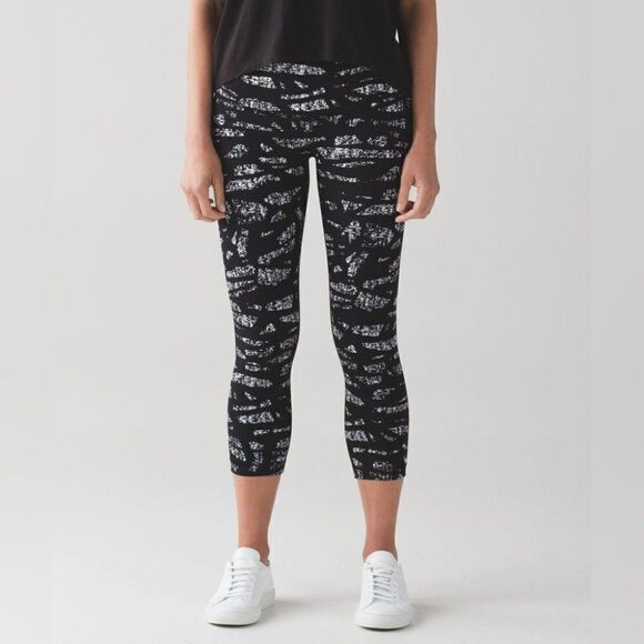 Lululemon | Wunder Under Crop (Hi-Rise) in Graf Black White - Picture 11 of 11